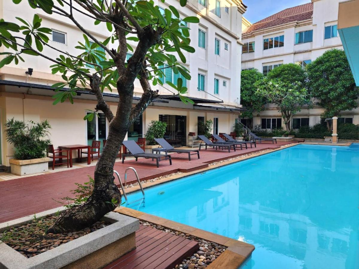 Avion Hotel Bangkok Exteriör bild